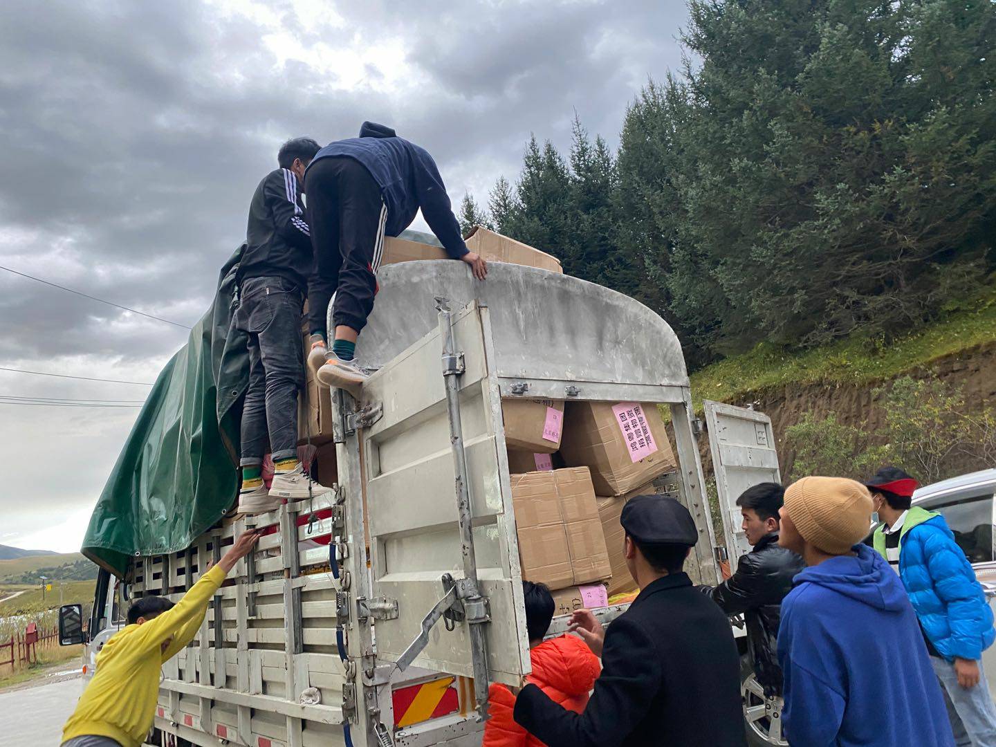 乐鱼官方网站在线登录入口-乐鱼leyu(中国)公益回顾丨家国同欢月同圆 温暖满载甘孜州(图5)